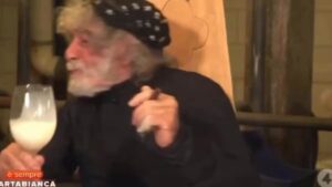 Foto Mauro Corona sputa latte