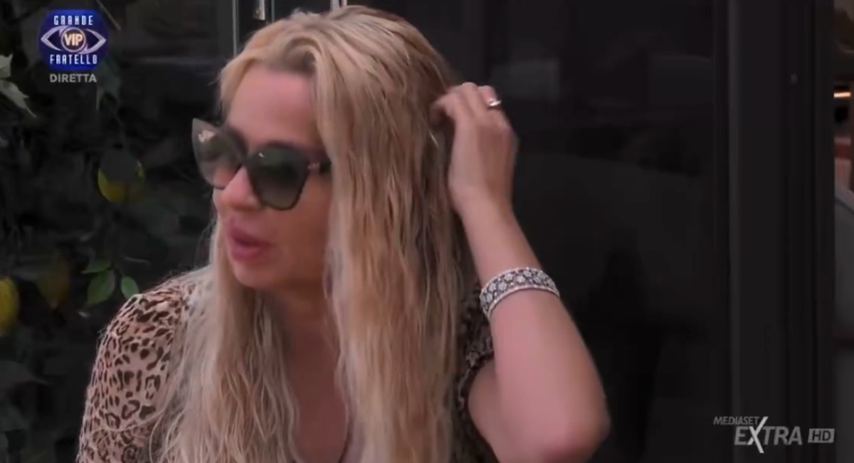 foto valeria mariri si scusa con antonella elia gfvip