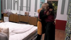Foto Alessandra Mussolini Francesca Manzini abbraccio