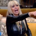 Alessandra Mussolini fuori controllo: “Manzini geme nella doccia con Raimondo”