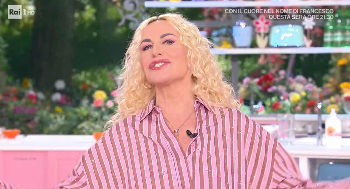 foto antonella clerici saluta il pubblico di e sempre mezzogiorno