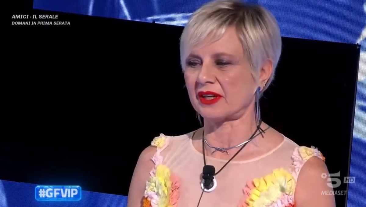 foto antonella elia sotto attacco lucarelli
