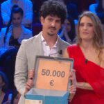Affari Tuoi, Brigitta sfida il dottore e non cambia pacco: vince 50.000€