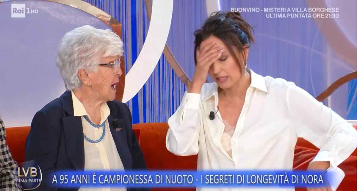foto caterina balivo imbarazzata