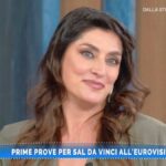 Elisa Isoardi, che gaffe a Bar Centrale: non sa il nome di Gabriele Corsi (VIDEO)