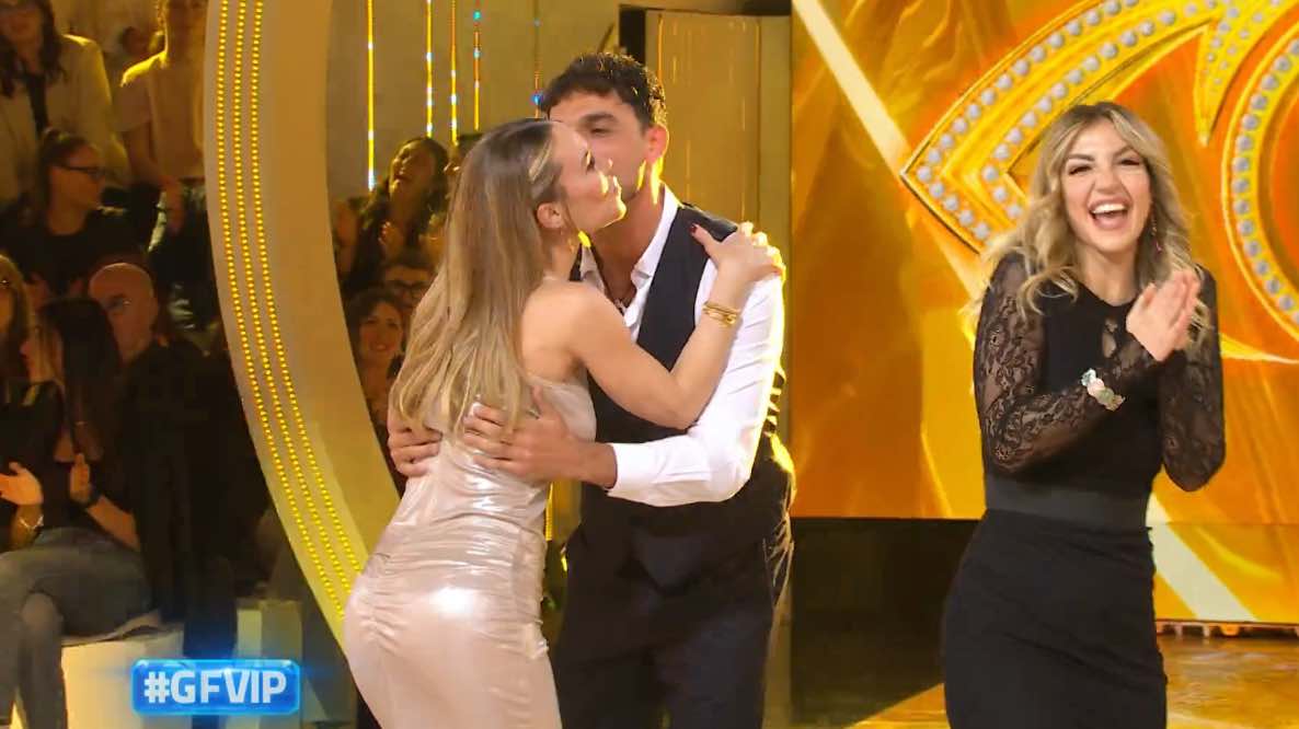 foto raimondo todaro saluta ilary blasi gfvip