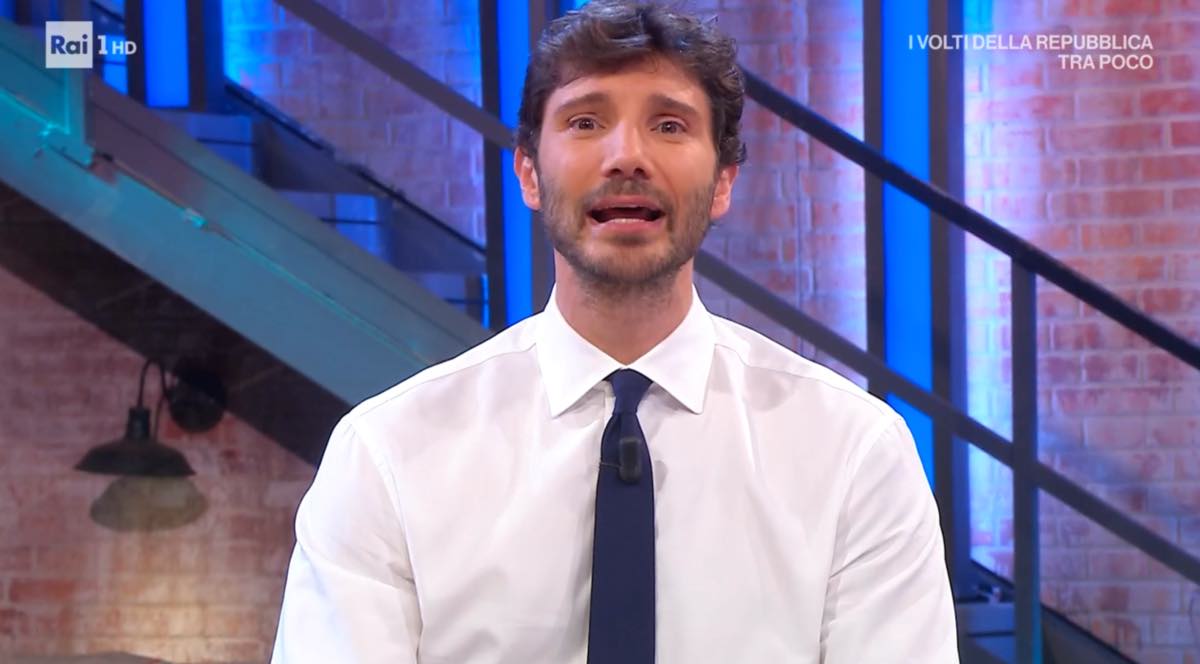 foto affari tuoi stefano de martino salta puntata
