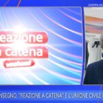 Pino Insegno a La volta buona celebra gli ascolti record di Reazione a catena