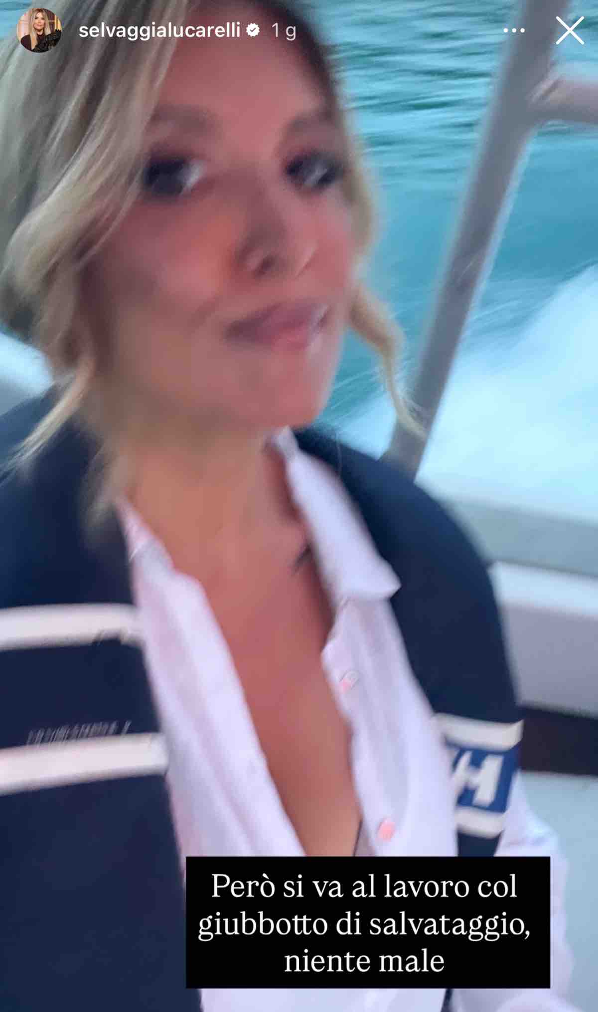 foto selvaggia lucarelli raggiunge set isola