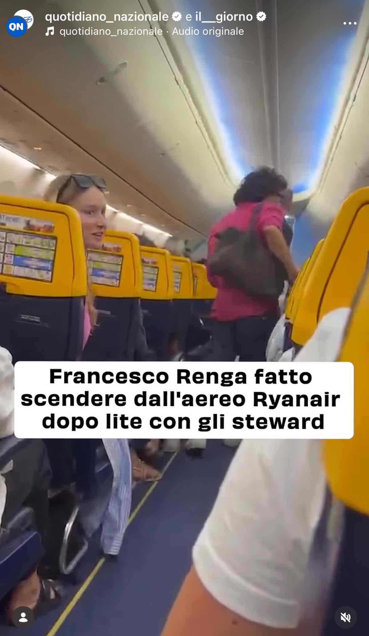 foto francesco renga fatto scendere dall aereo