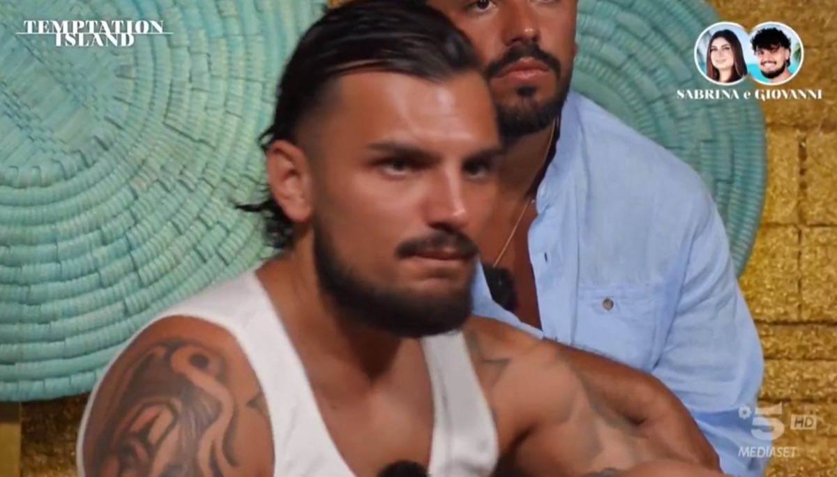 foto giovanni chiede altro falo a sabrina