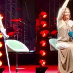 Noemi riappare sul palco con le stampelle: “Sarei dovuta tornare un po’ più tardi”
