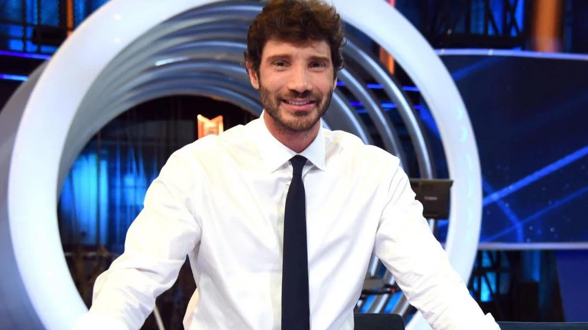 Foto Affari Tuoi Stefano De Martino 2026