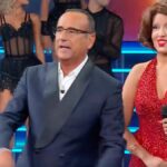 Carlo Conti chiude la prima di Tale e Quale Show in polemica: “Misteri dello studio”