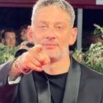 Edoardo Tavassi esilarante sul red carpet a Venezia: la lezione data agli influencer