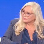 Mara Venier apre la nuova edizione di Domenica In con problemi tecnici e critiche social