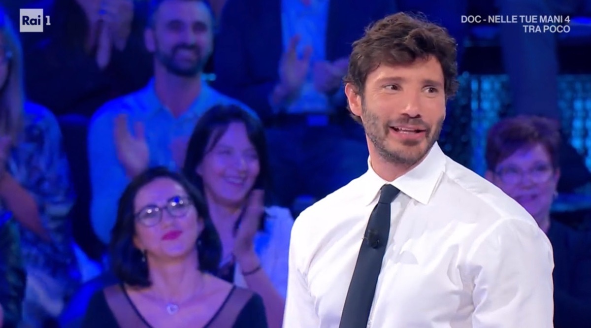 foto affari tuoi stefano de martino ascolti 15ottobre