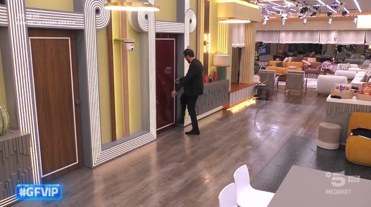 foto alex belli prende a calci la porta gf vip