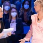 Maria De Filippi cambia di continuo numero di cellulare: retroscena di Luciana Littizzetto