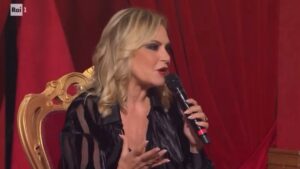 foto Simona Ventura liquida Selvaggia Lucarelli via da ballando con le stelle